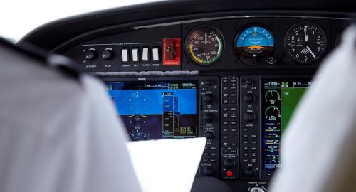 academy-cockpit-da40-flying